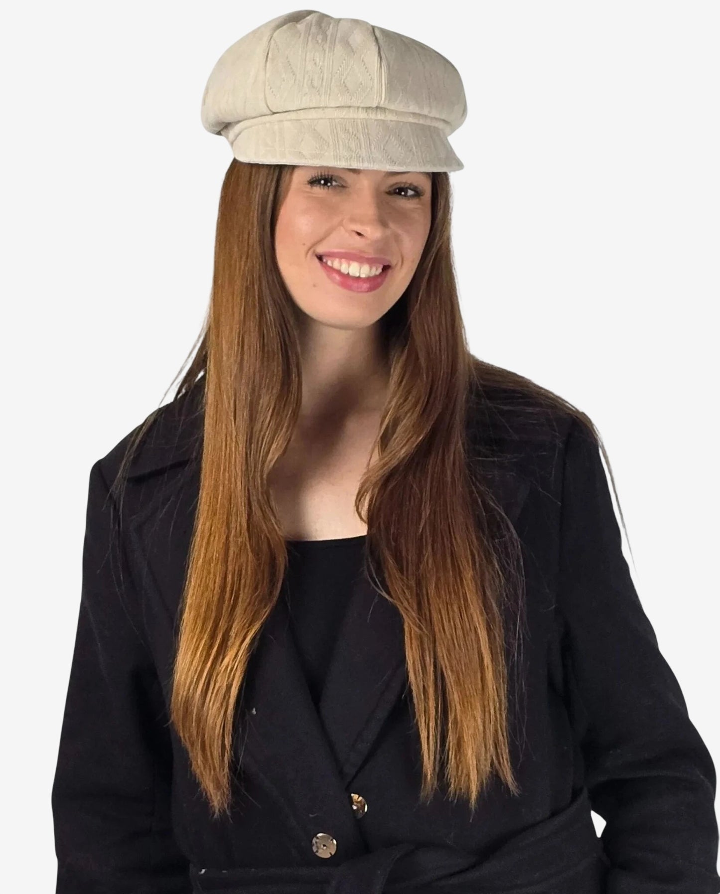 Donna che indossa un cappello beige in lana con lavorazione a treccia.