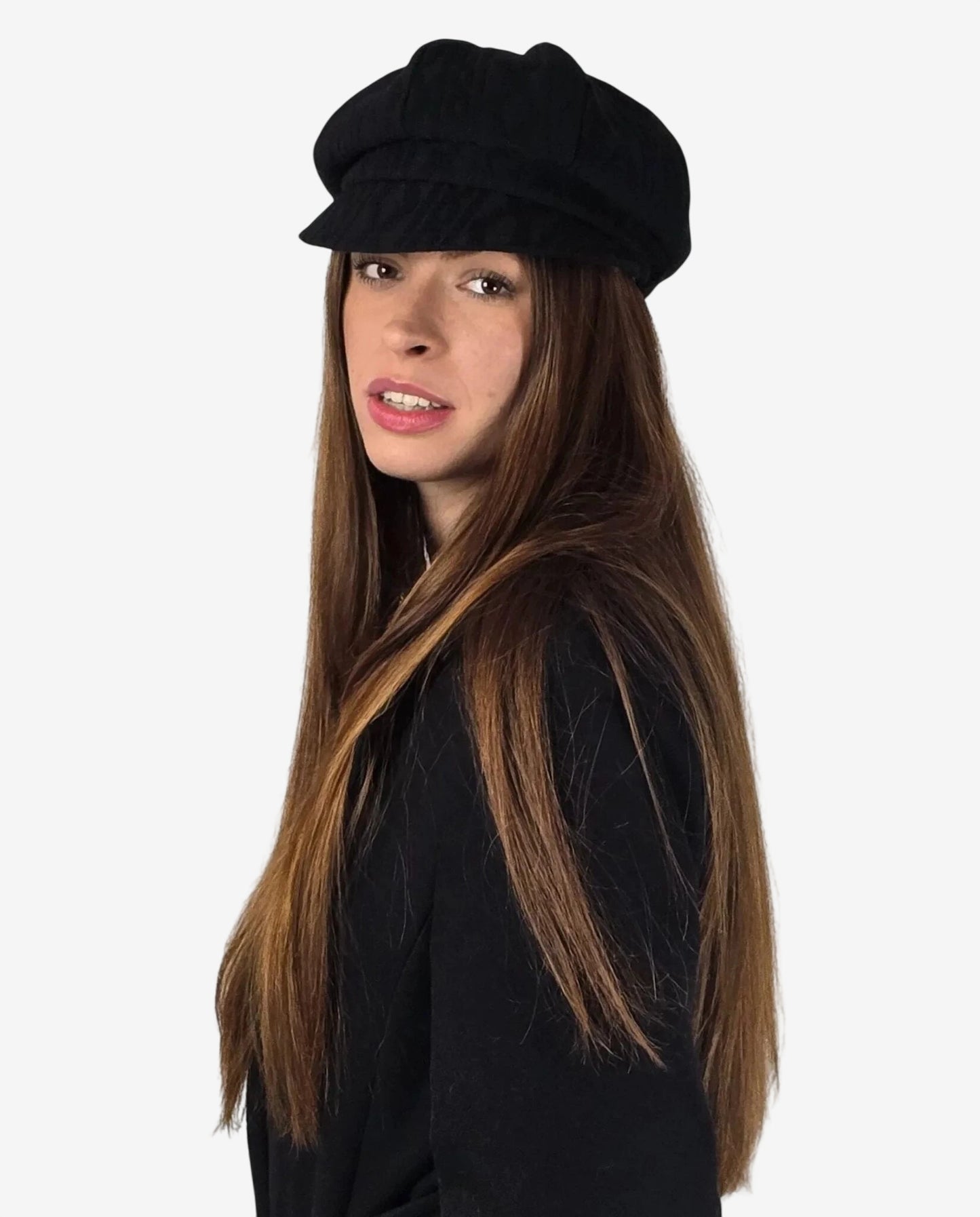 Donna che indossa un cappello nero in lana intrecciata dal design classico.