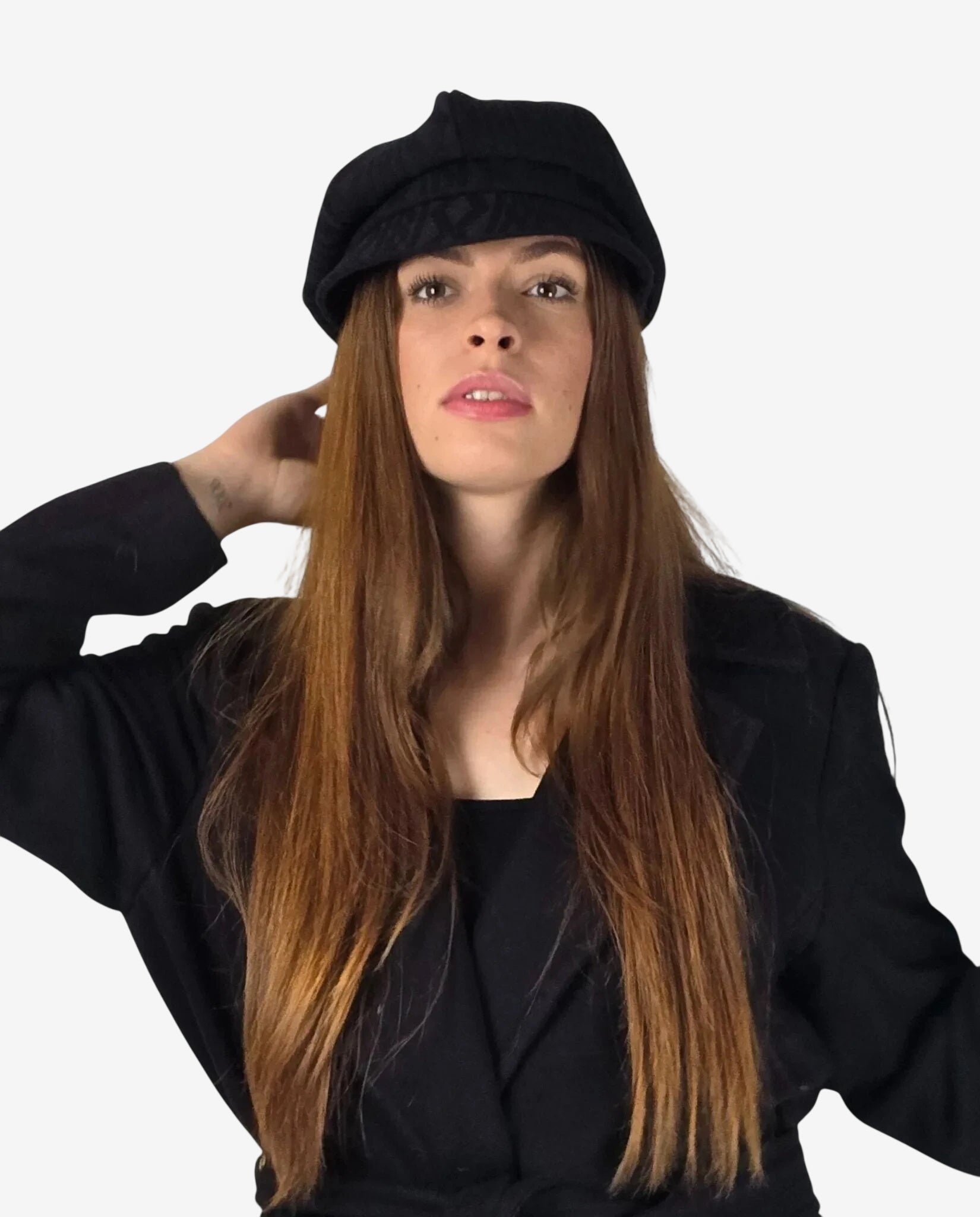 Donna indossa un cappello nero in lana intrecciata dal design elegante e versatile.
