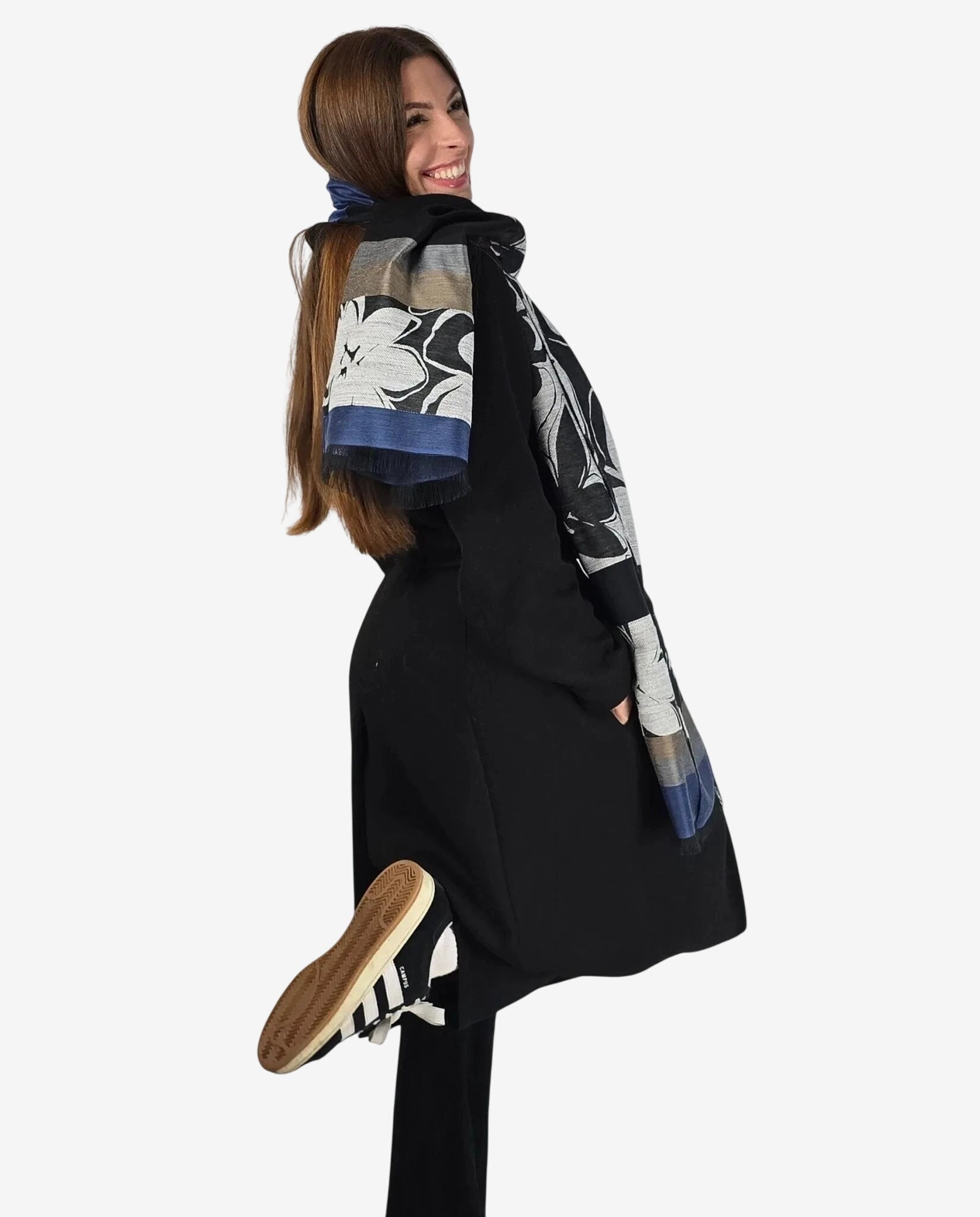 Stola da donna con fantasia retrò nei toni del grigio, nero e blu in misto lana e alpaca.