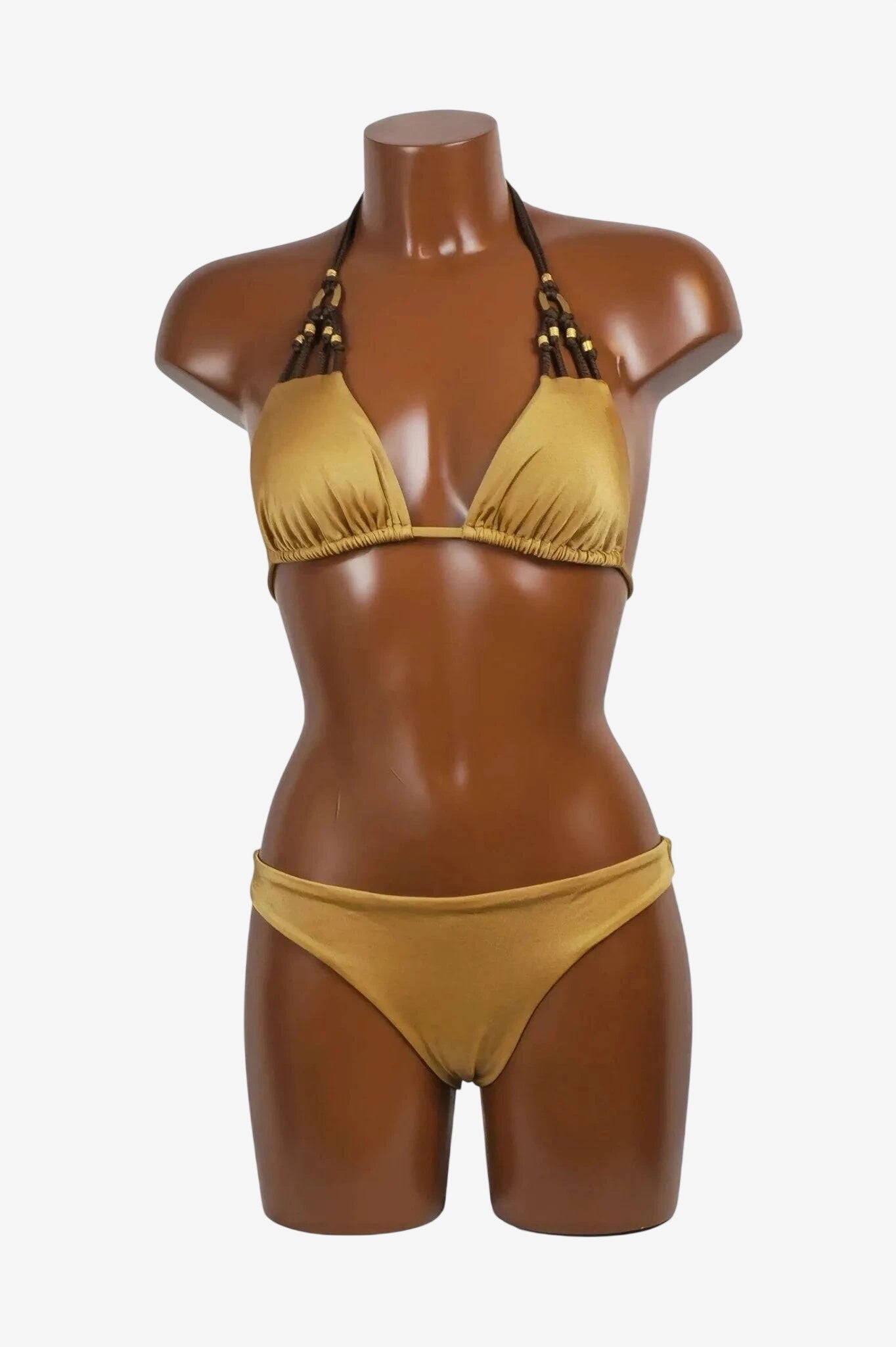 Bikini a triangolo color sabbia con spalline decorate da perline su un manichino.