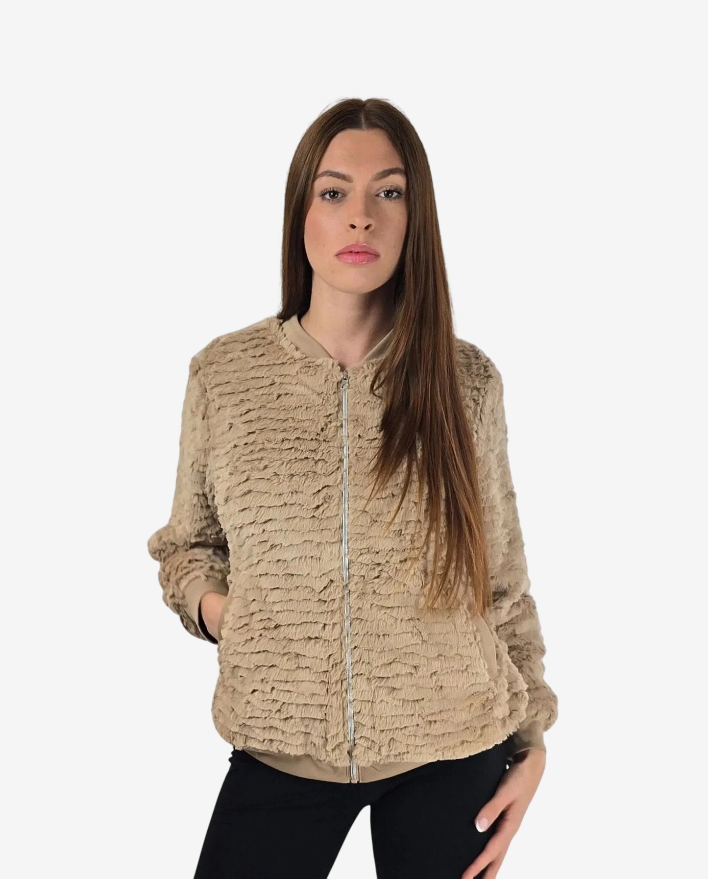 Modella indossa una felpa beige con zip frontale in tessuto sintetico ultra morbido.