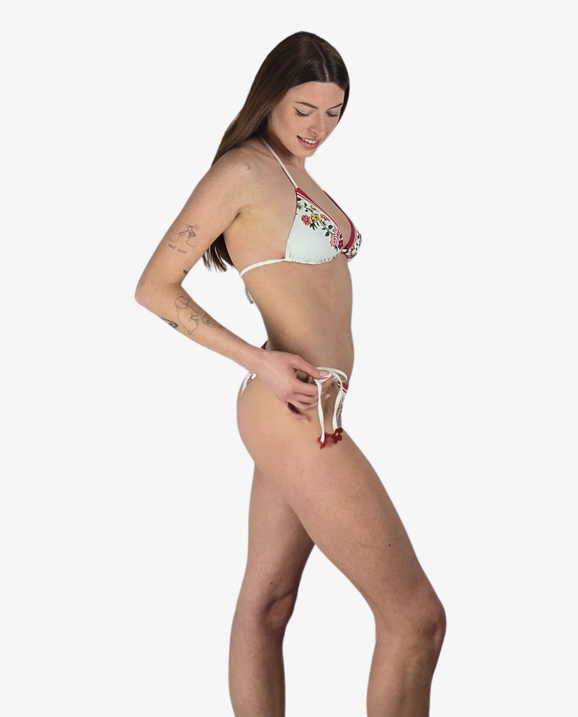 Bikini a triangolo con stampa floreale su fondo bianco e bordi rossi.