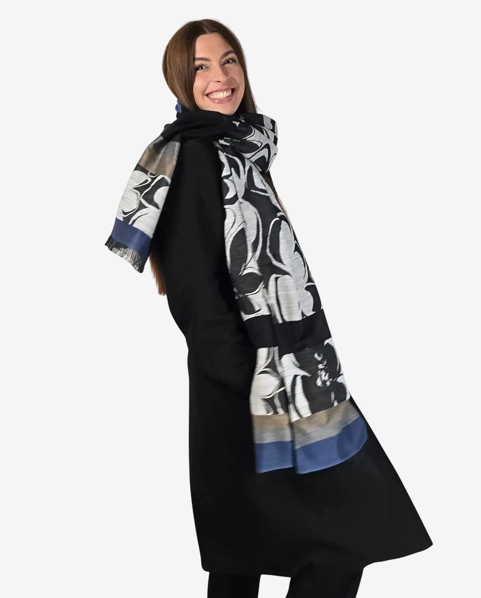 Stola da donna in lana e alpaca con fantasia retrò nei toni del grigio, nero e blu.