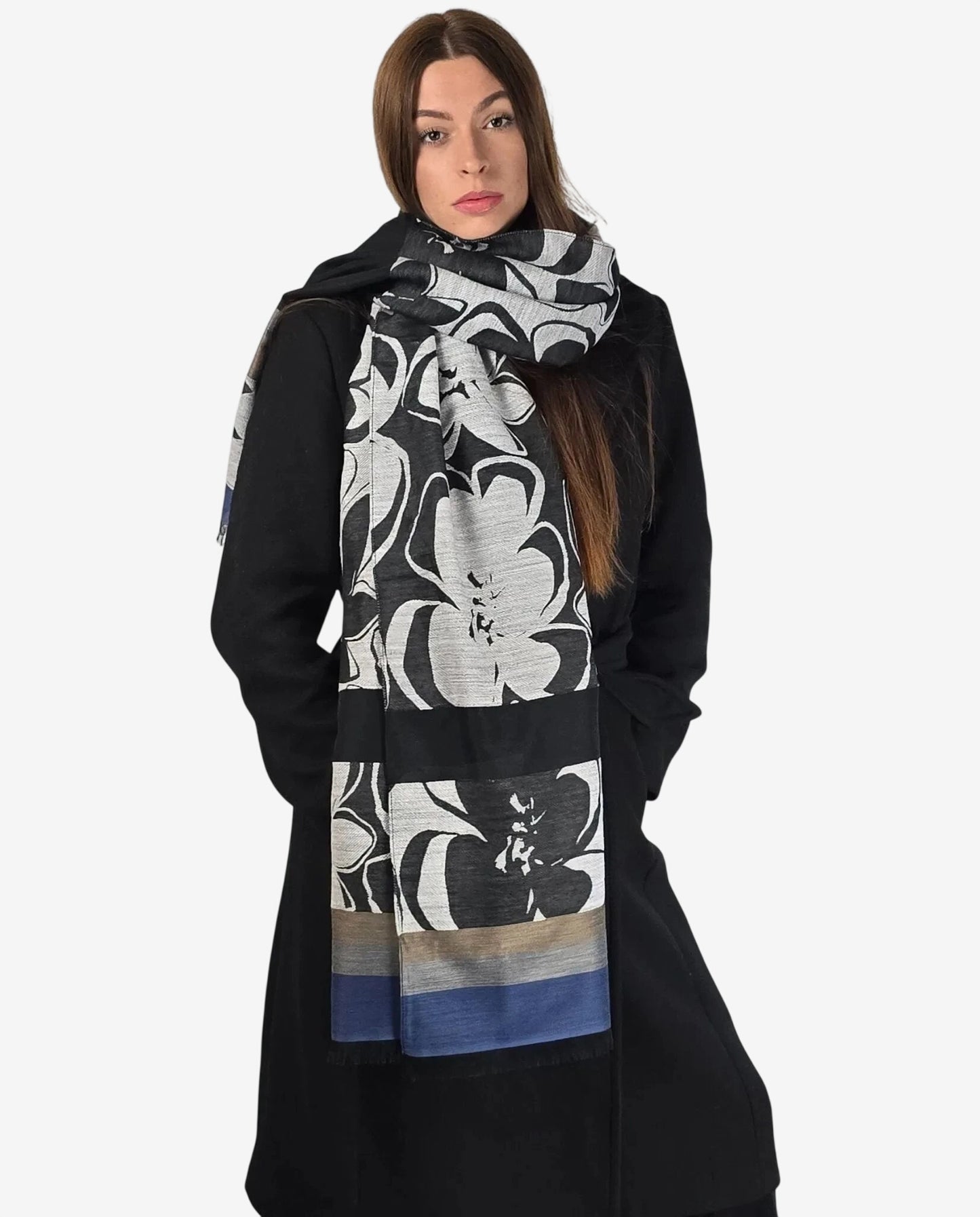 Modella indossa una stola in lana e alpaca con fantasia retrò nei toni grigio, nero e blu.