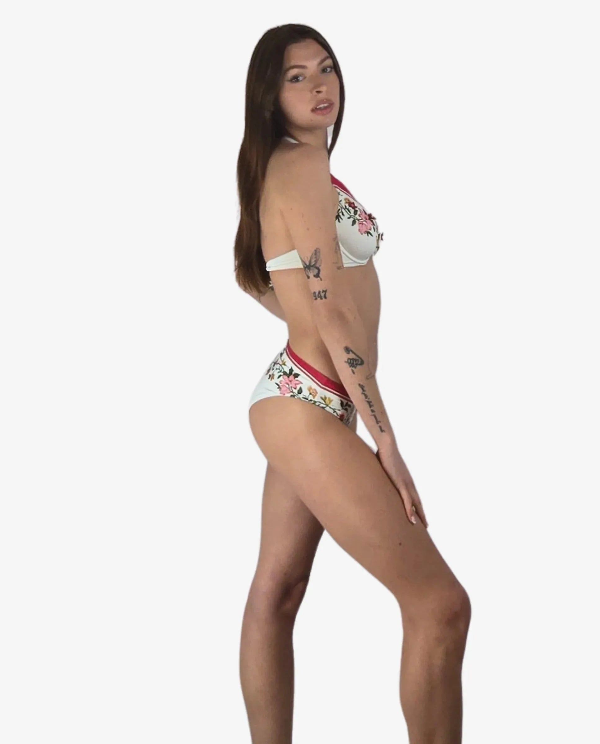 Bikini a ferretto bianco con stampa floreale e bordi rossi della Cruise Collection.