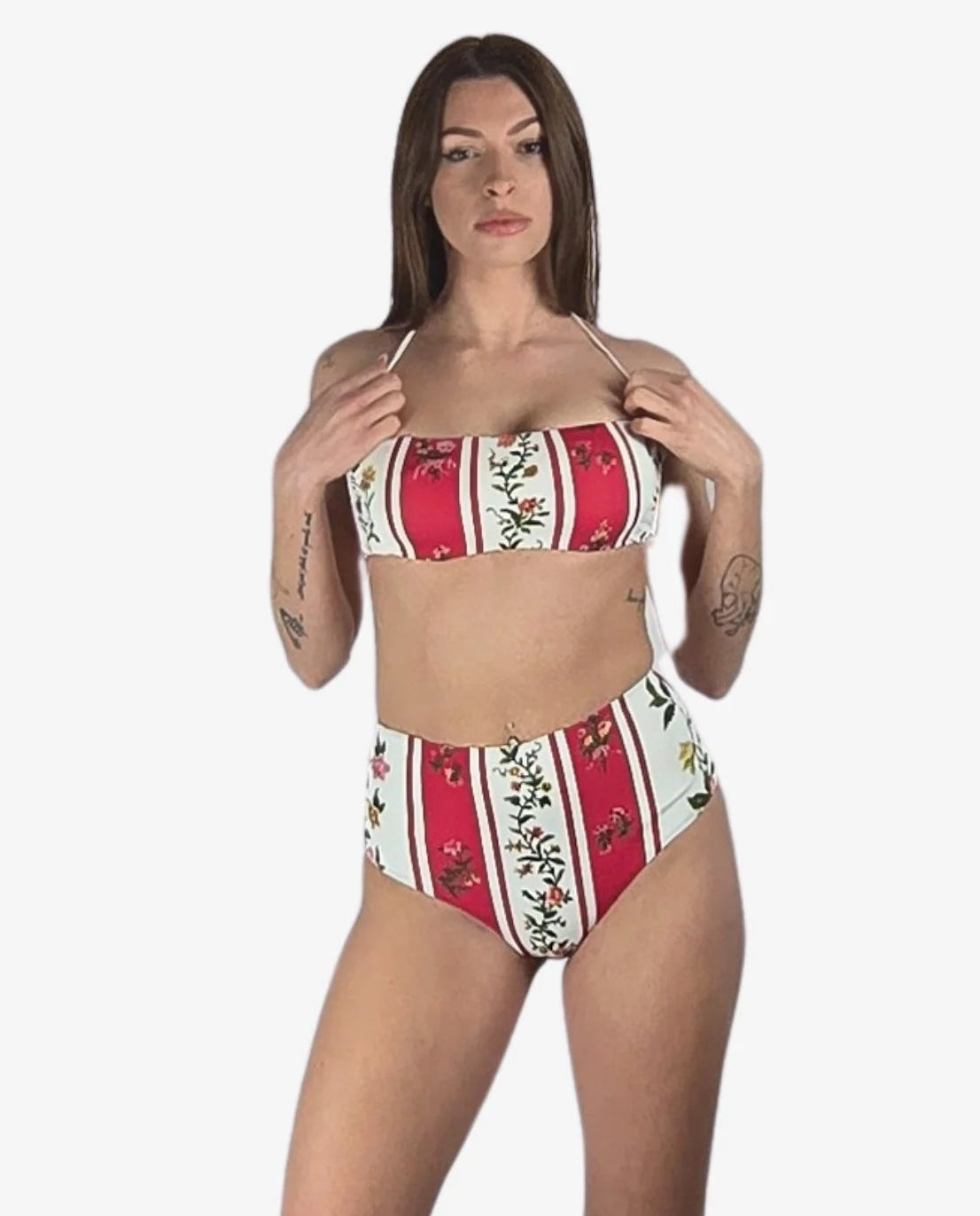 Bikini a fascia con ferretto caratterizzato da un motivo a righe verticali rosse e floreali.