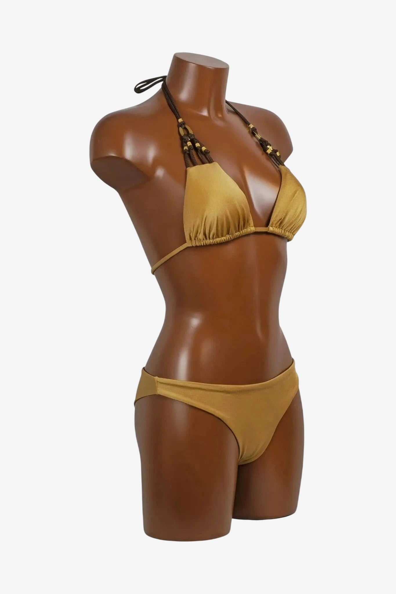 Bikini triangolo color sabbia con spalline decorate su un manichino.