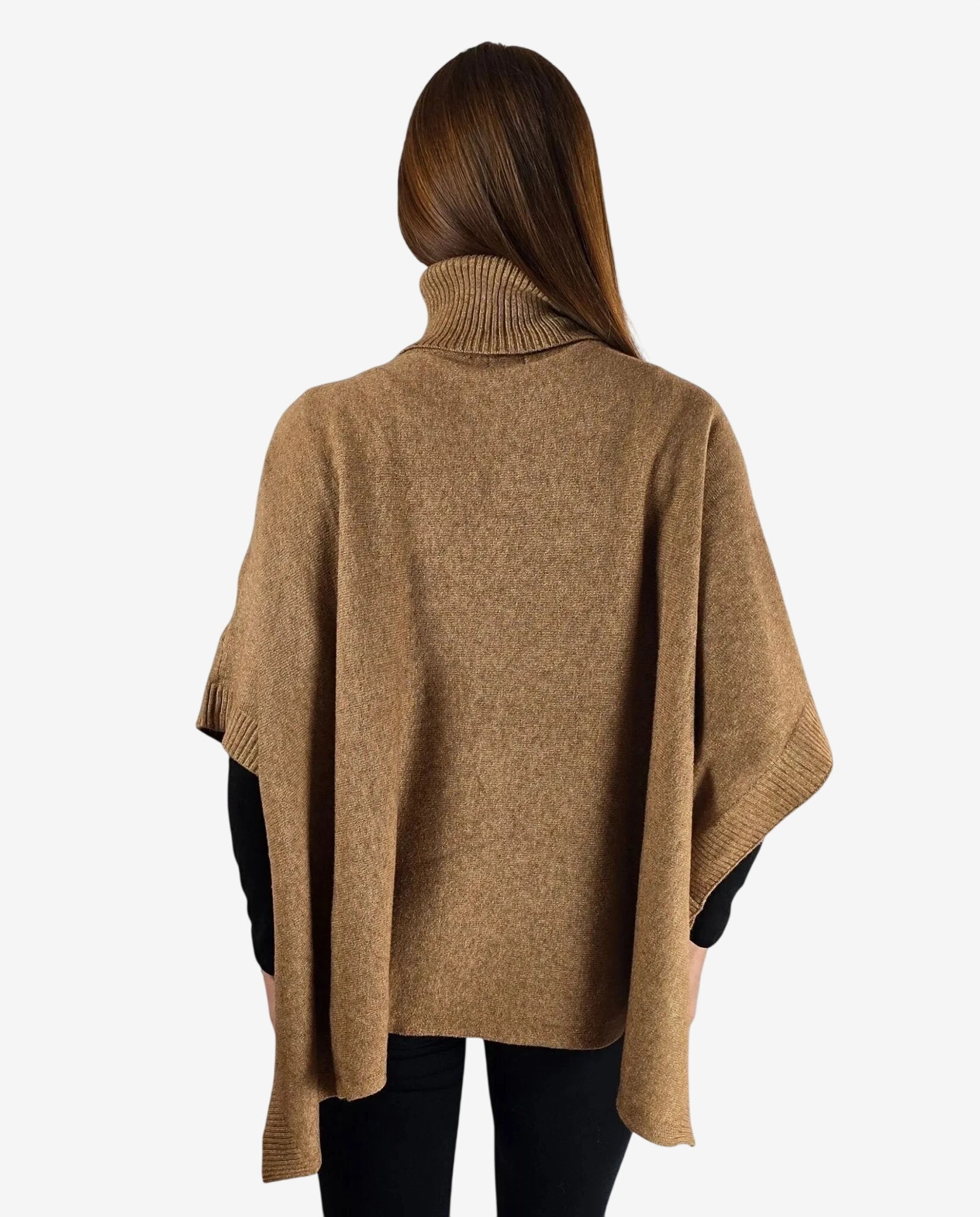 Donna indossa un poncho in lana color marrone con collo alto a costine visto da dietro.