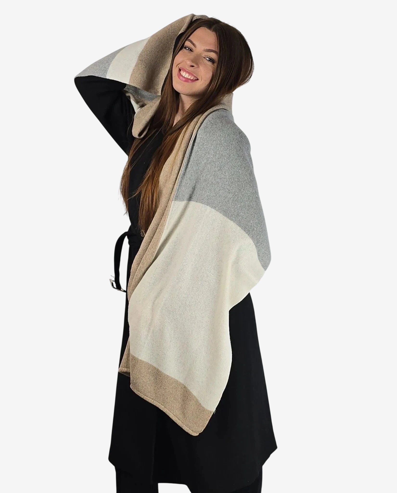 Sciarpa da donna in cotone con un design a blocchi di colore nei toni del grigio e del beige.