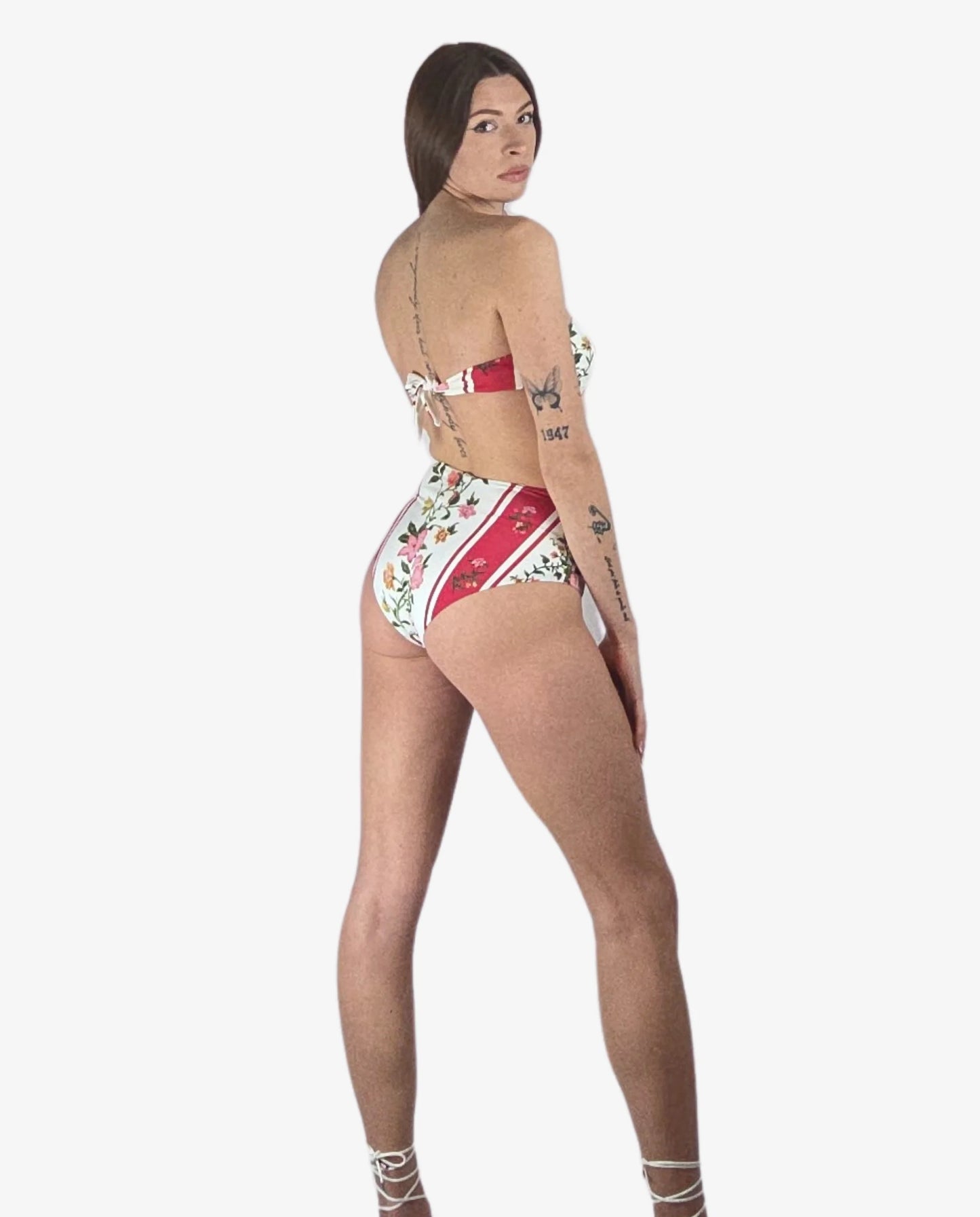 Bikini a fascia con ferretto caratterizzato da una stampa a righe verticali rosse e fiori.