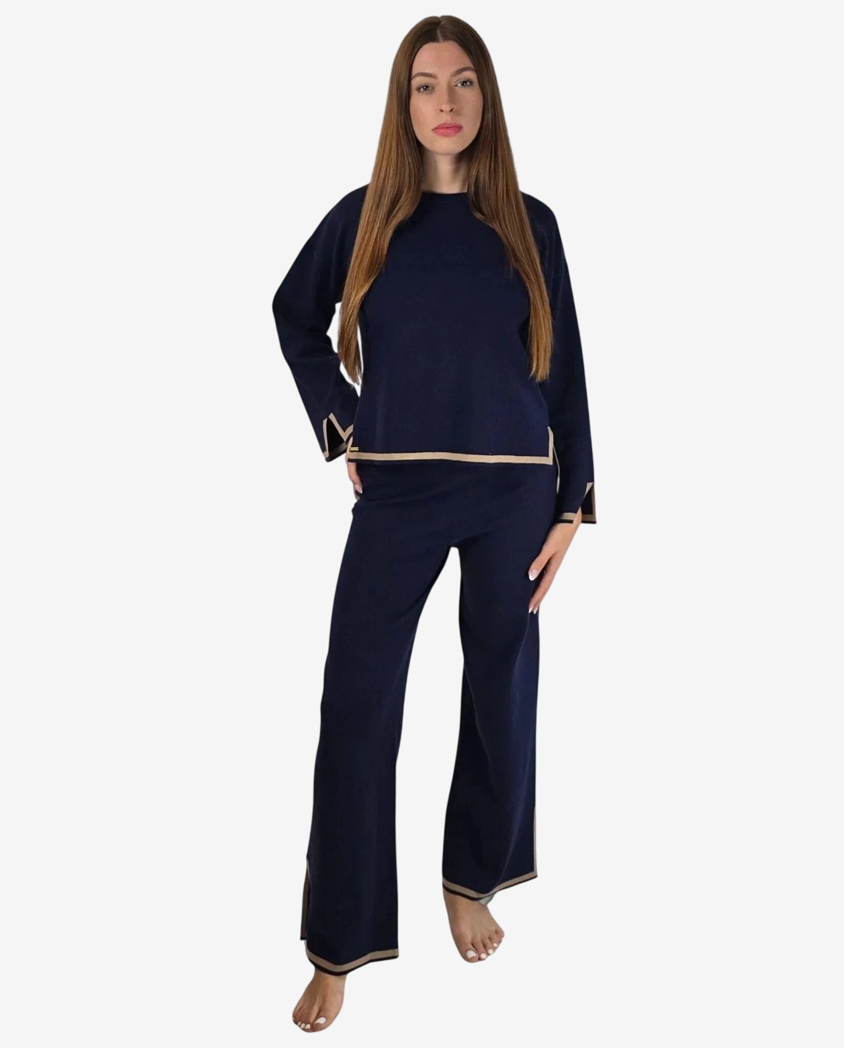 Completo in maglia blu notte con profili color cammello su maniche, orlo e pantaloni.