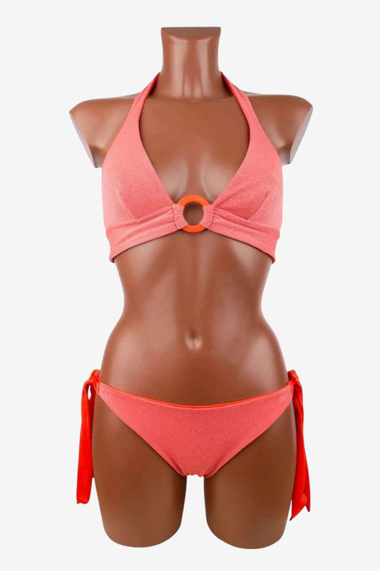 Bikini a triangolo corallo in tessuto lurex con anello centrale e slip con fiocchi laterali.