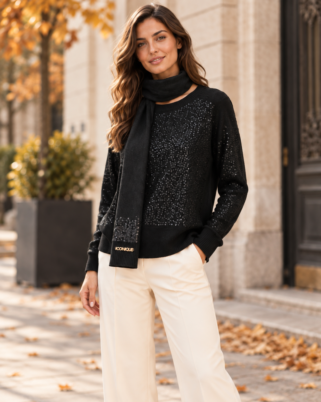 Maglia con Paillettes e Sciarpa Nera Iconique