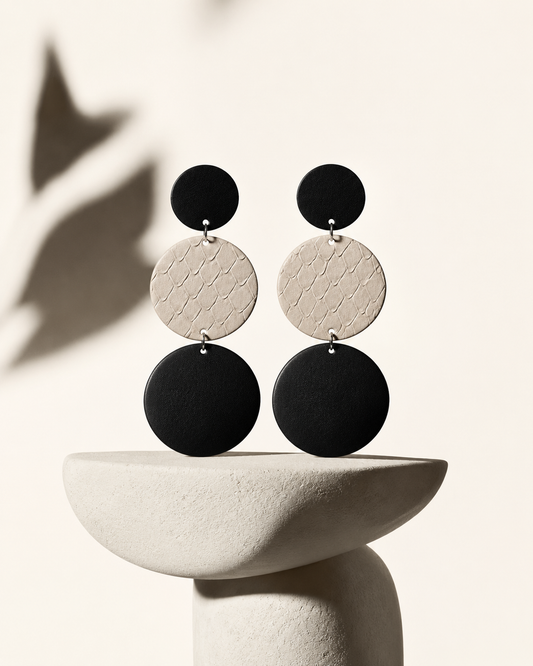 Orecchini pendenti in pelle bicolore nero e bianco.