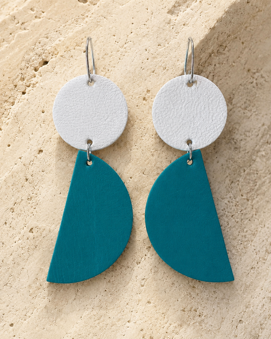 Orecchini pendenti in pelle bicolore bianco e tiffany.
