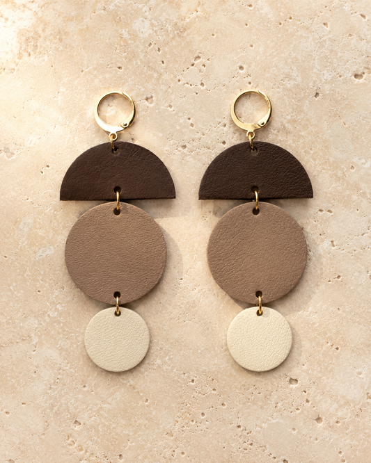 Orecchini pendenti in pelle bicolore moro e beige.