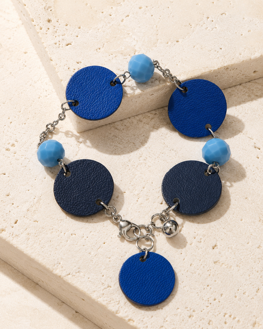 Bracciale artigianale in pelle e cristalli color blu.