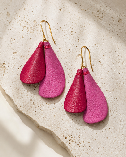 Orecchini pendenti in pelle fucsia.