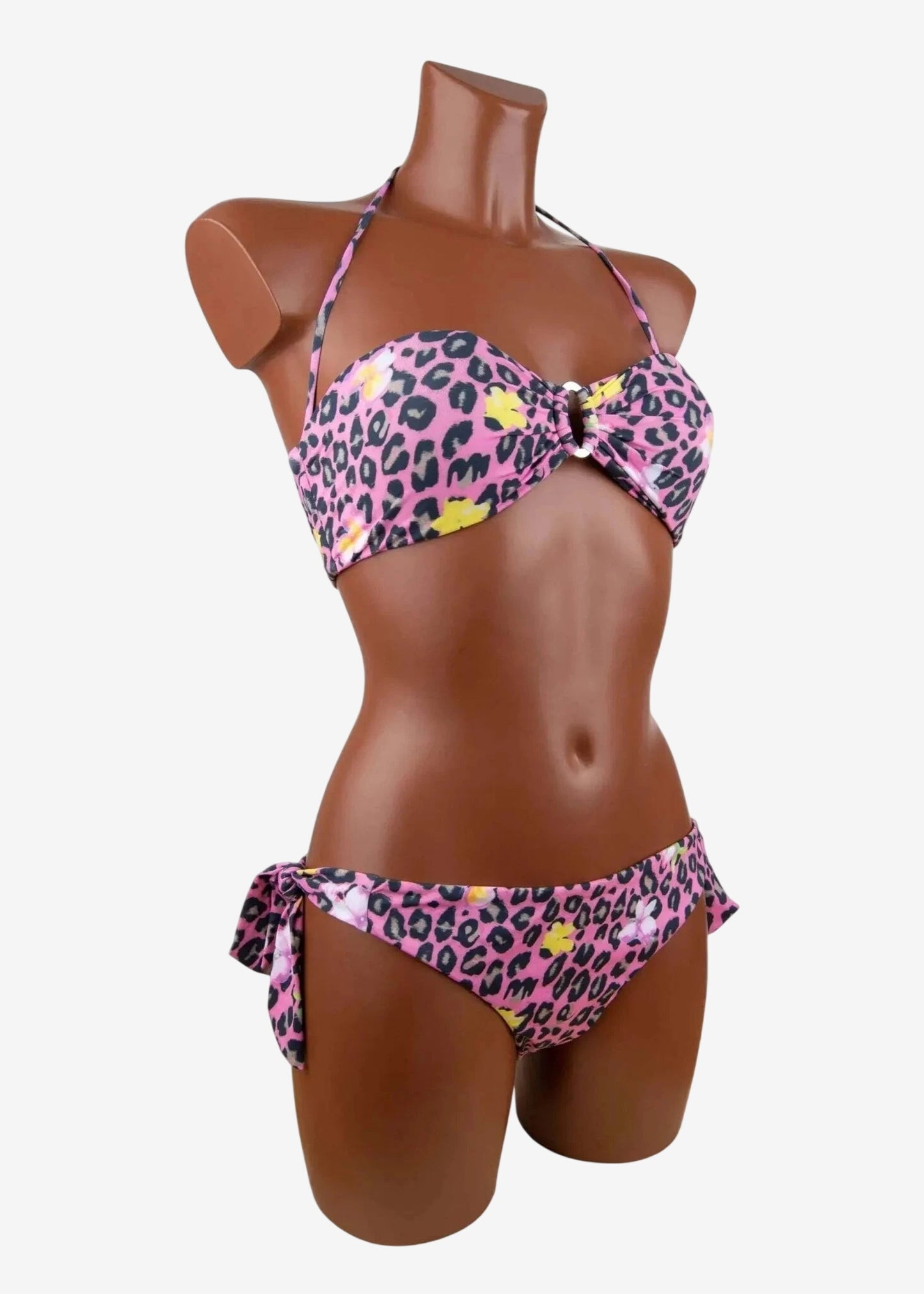 Bikini a fascia rosa con stampa leopardata, imbottitura leggera e slip con lacci laterali.