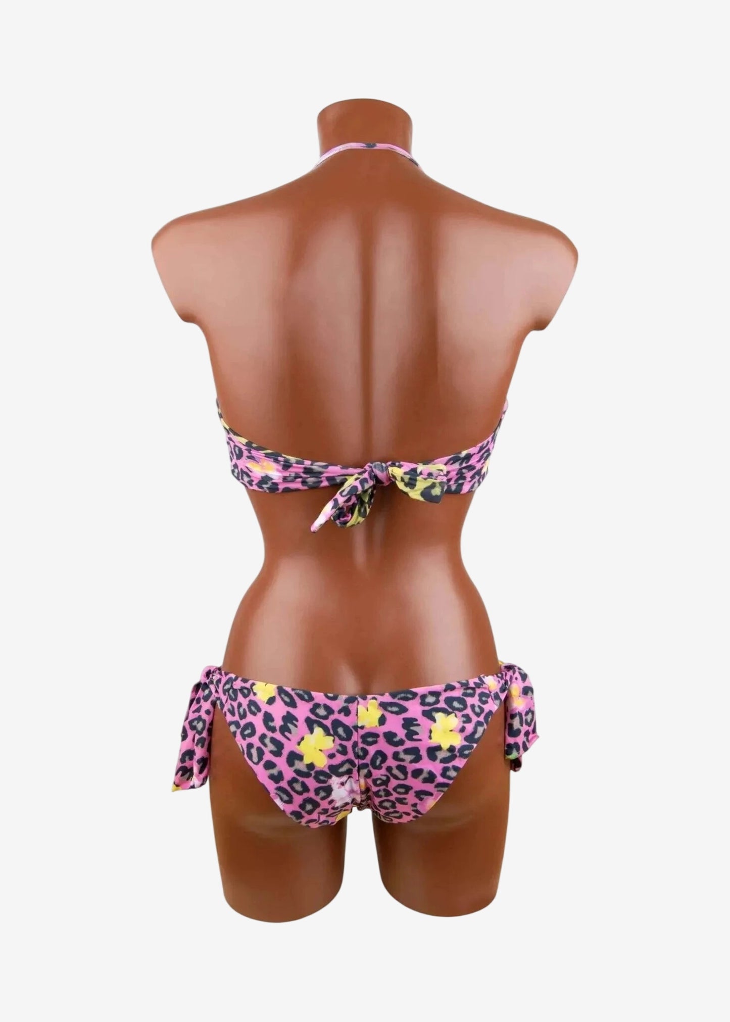 Bikini a fascia rosa con stampa leopardata e fiori gialli, mostrato di spalle su manichino.