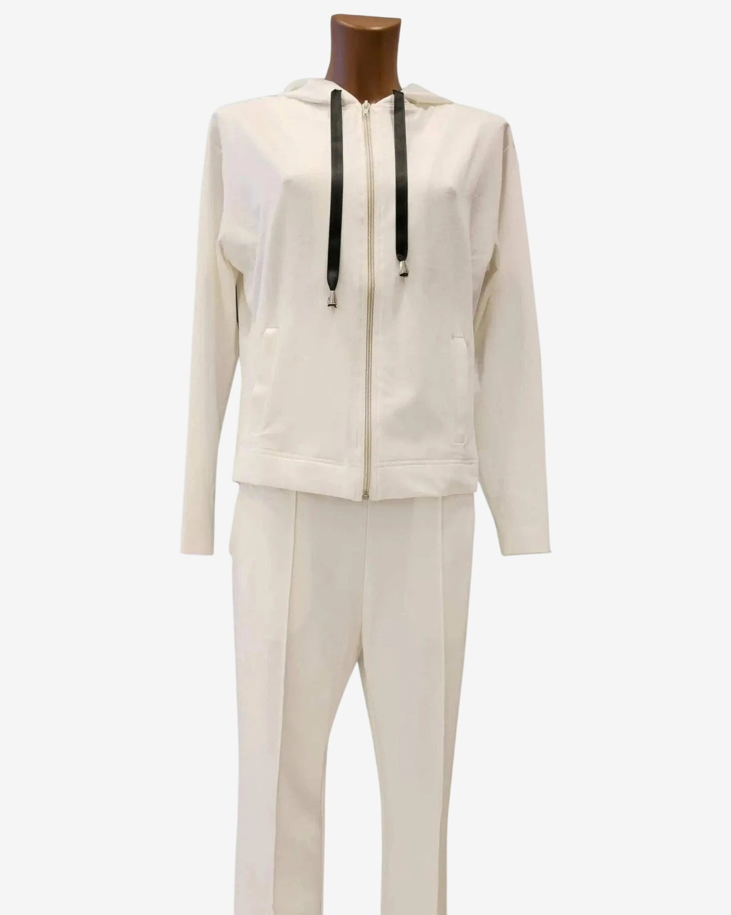 Tuta bianca composta da felpa con cappuccio e zip frontale abbinata a pantaloni coordinati.