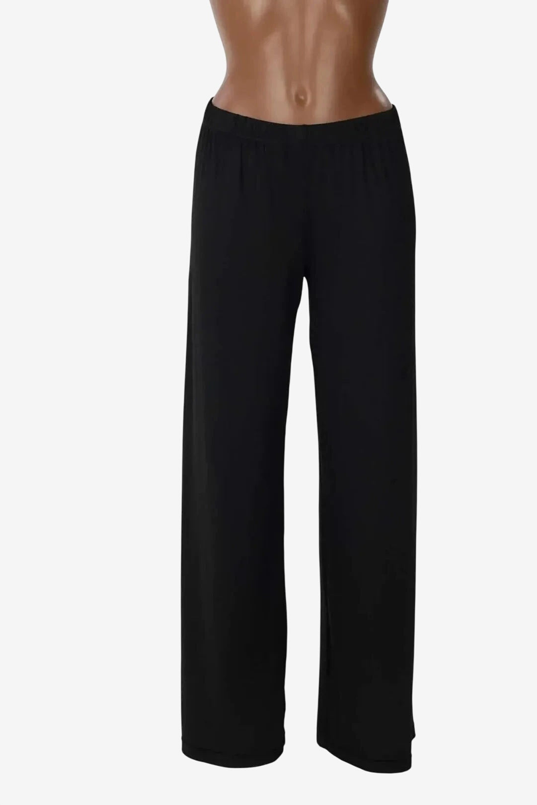 Un paio di pantaloni neri a gamba dritta con vita elasticizzata.