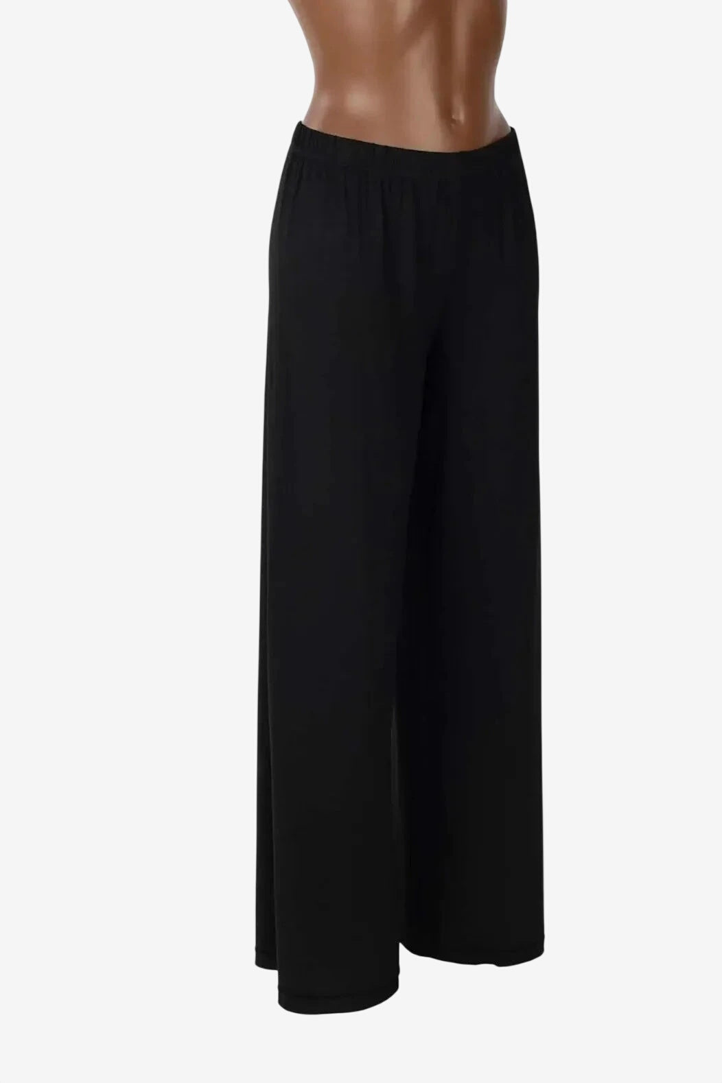 Pantalone nero a gamba larga con vita elasticizzata.