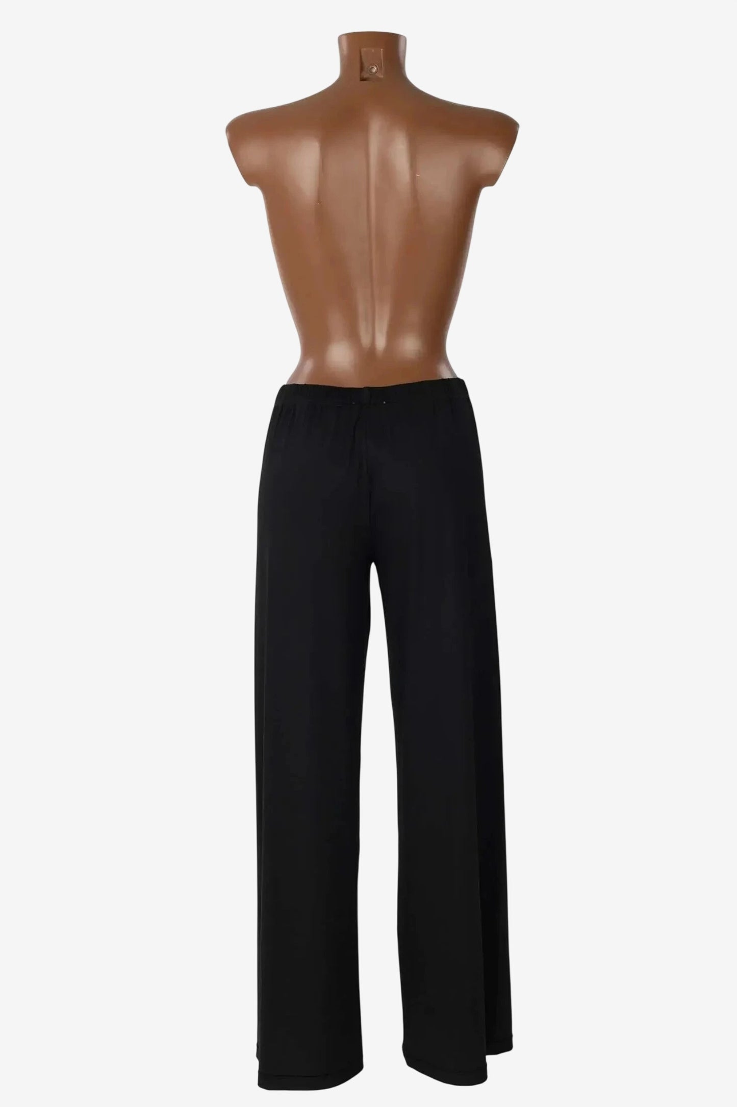 Un paio di pantaloni neri a gamba dritta con vita elasticizzata su un manichino.