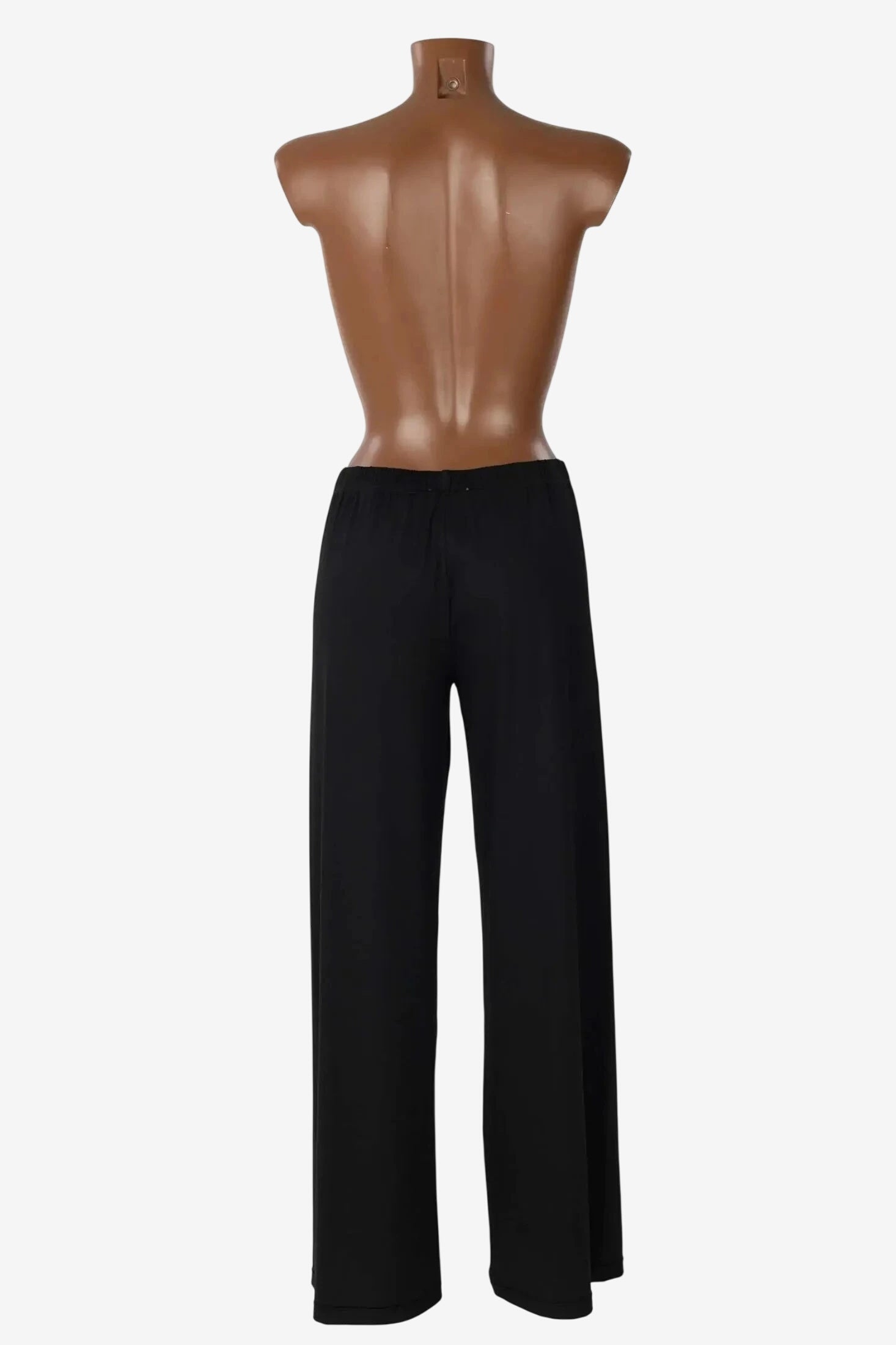 Un paio di pantaloni neri a gamba dritta con vita elasticizzata su un manichino.