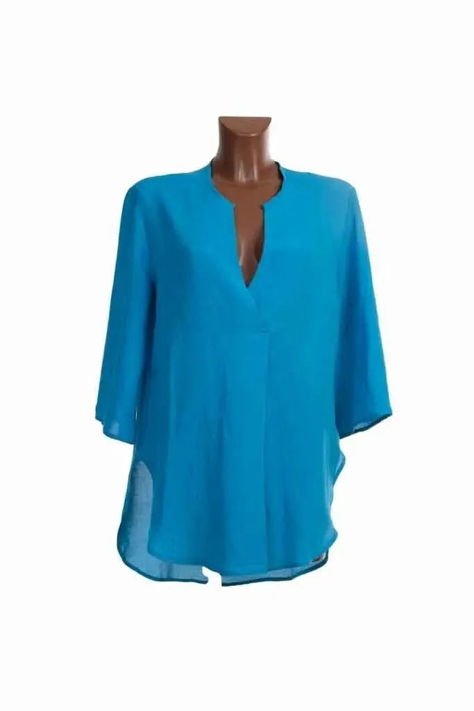 Blusa in misto lino color turchese con scollo a V e maniche a tre quarti.