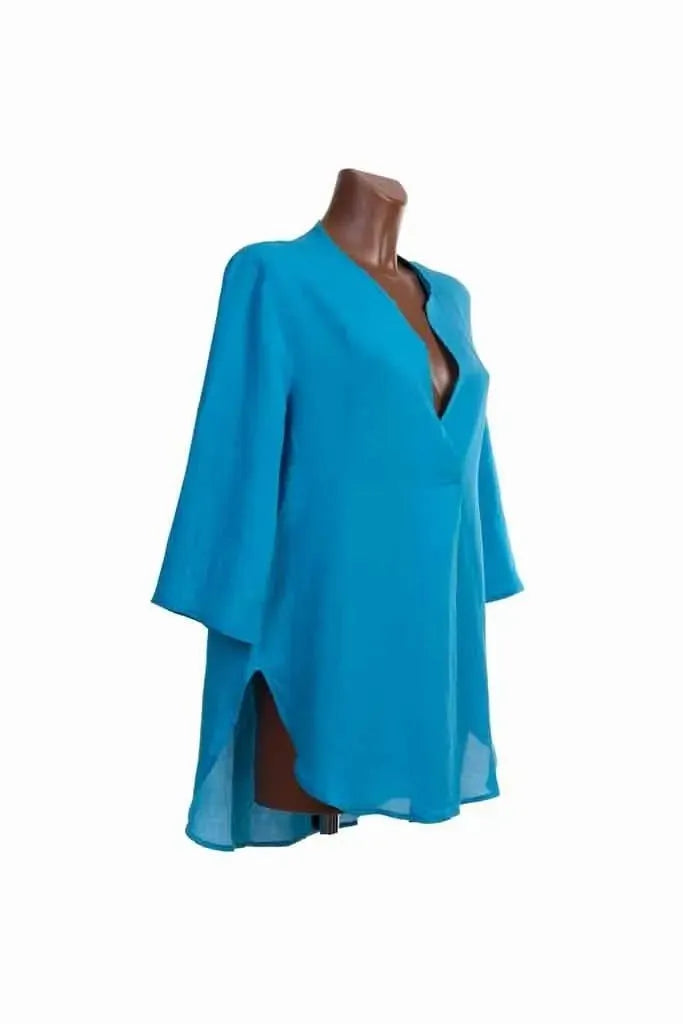 Blusa azzurra in misto lino con scollo a V e maniche a tre quarti su manichino.