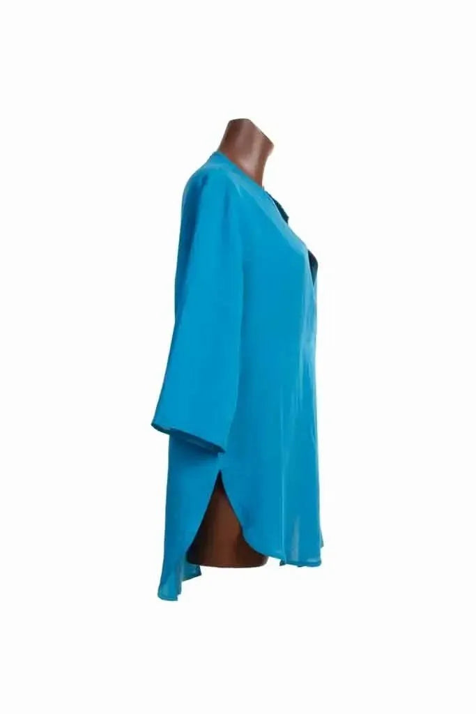 Blusa in misto lino color turchese con maniche a tre quarti e spacchi laterali.