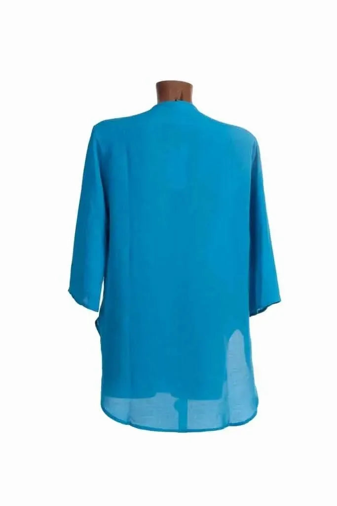 Blusa in misto lino color turchese con maniche a tre quarti vista da dietro.