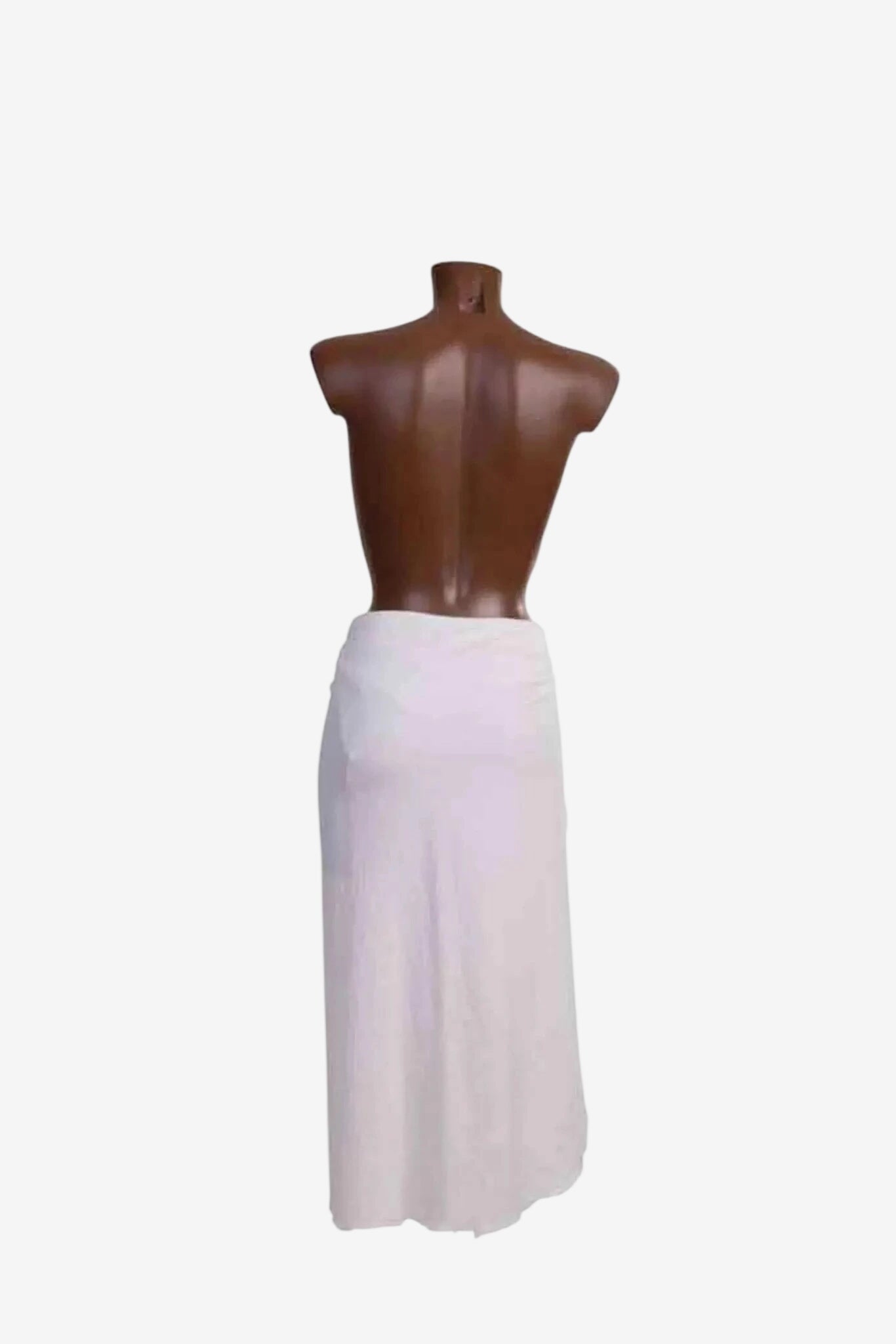 Gonna pareo midi in tessuto operato di colore bianco indossata su un manichino.