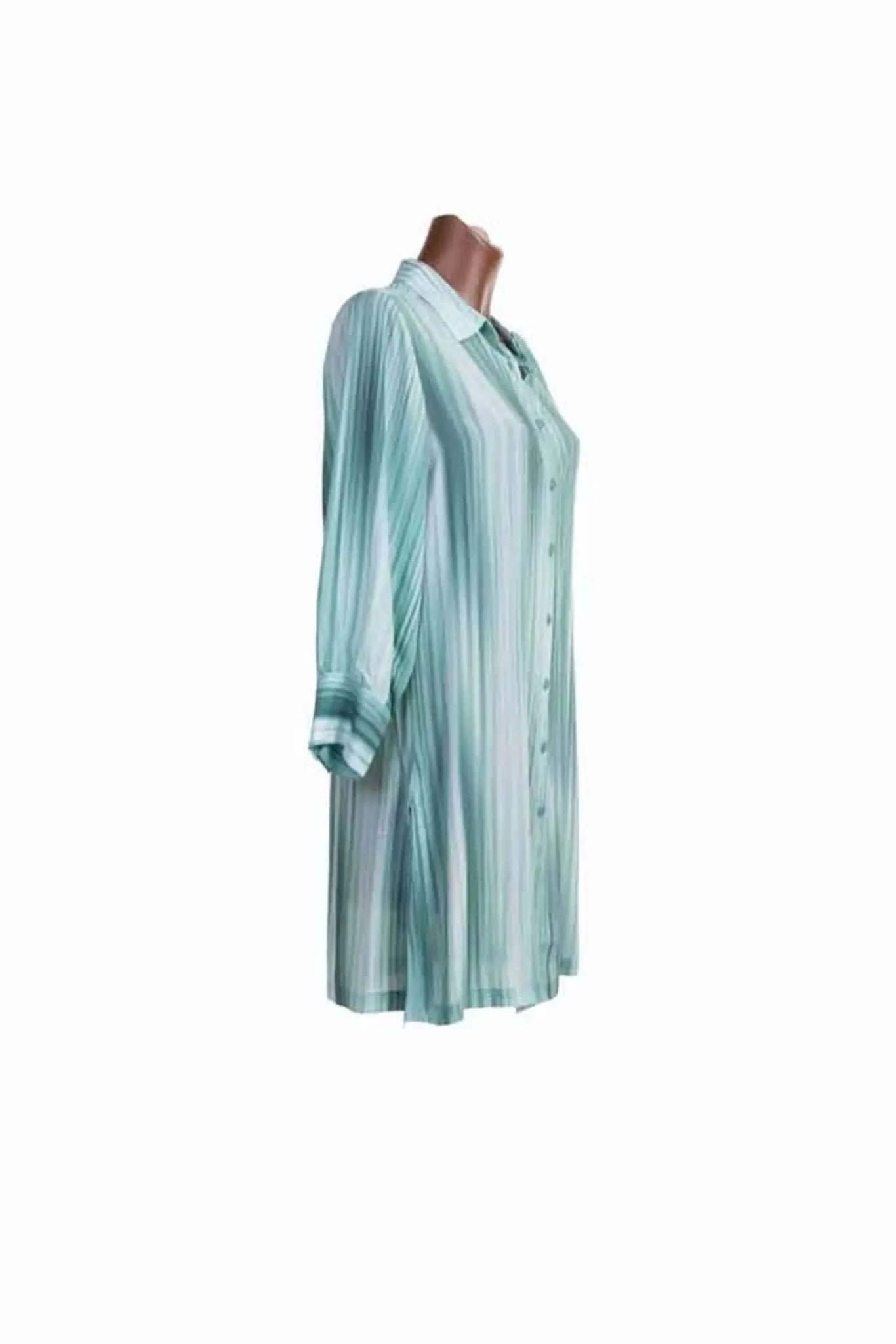 Camicione Olivia Pink a righe color acqua in viscosa con colletto e chiusura frontale a bottoni.