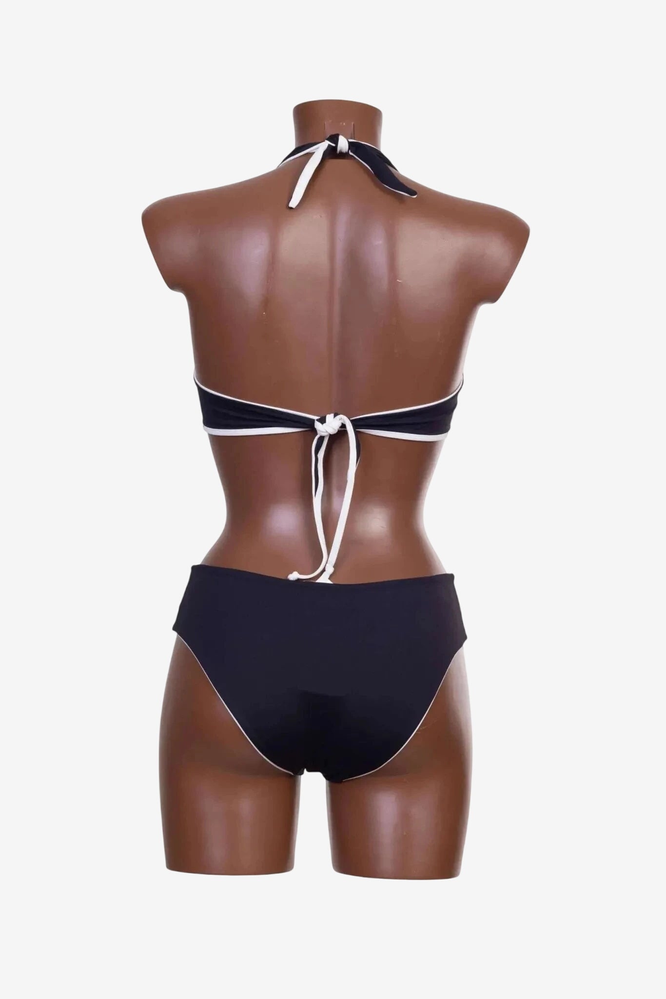 Bikini a vela My Soho nero e bianco con top a triangolo e slip coordinato su manichino.