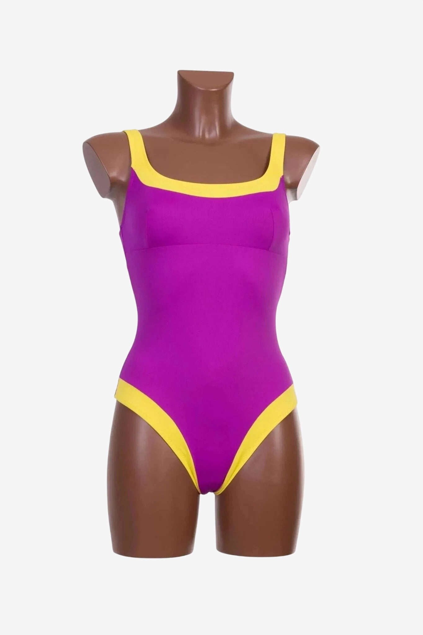 Costume intero olimpionico viola con bordi gialli su manichino.