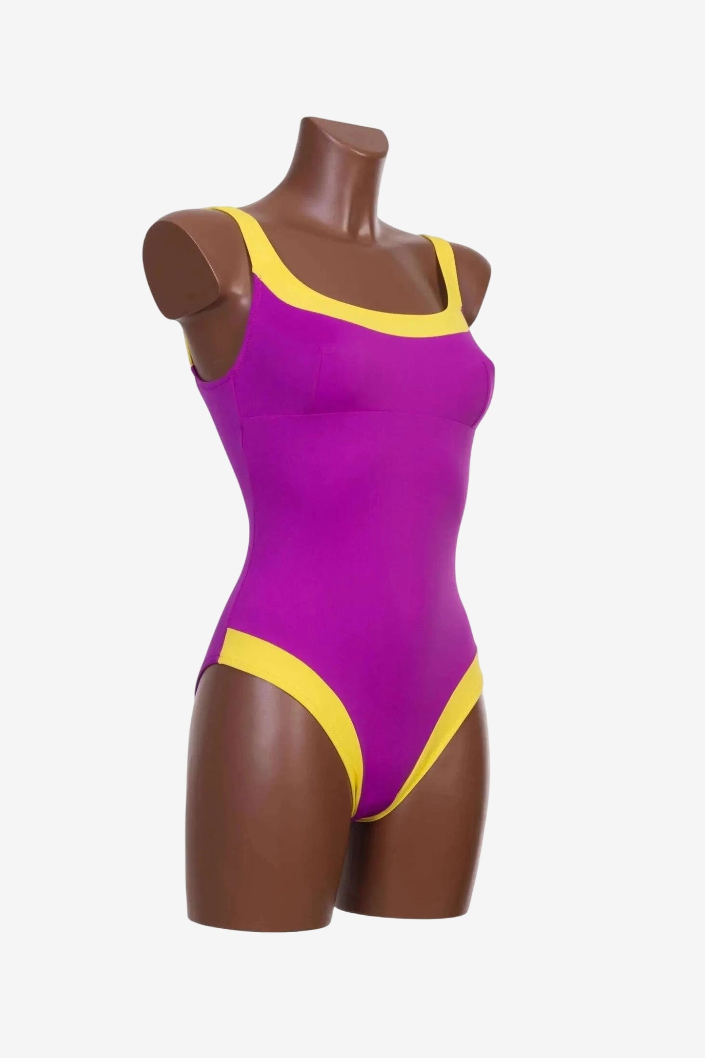 Costume intero olimpionico viola con profili e bordi a contrasto di colore giallo.