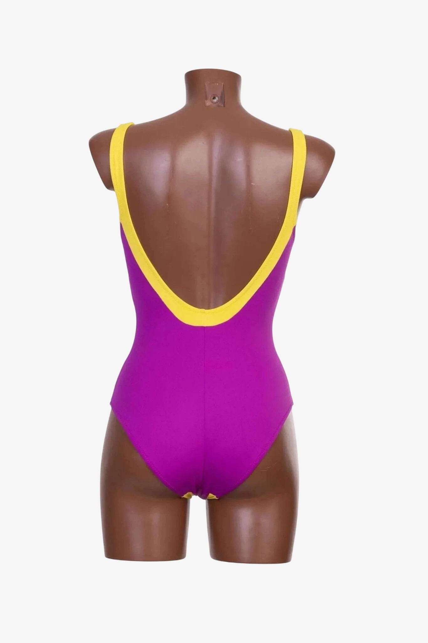 Costume intero olimpionico viola con bordi gialli a contrasto visto da dietro.