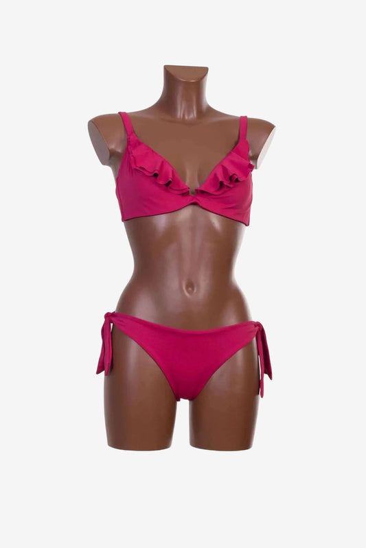 Bikini fucsia con ferretto, coppa C, spalline regolabili e volant sulla scollatura.
