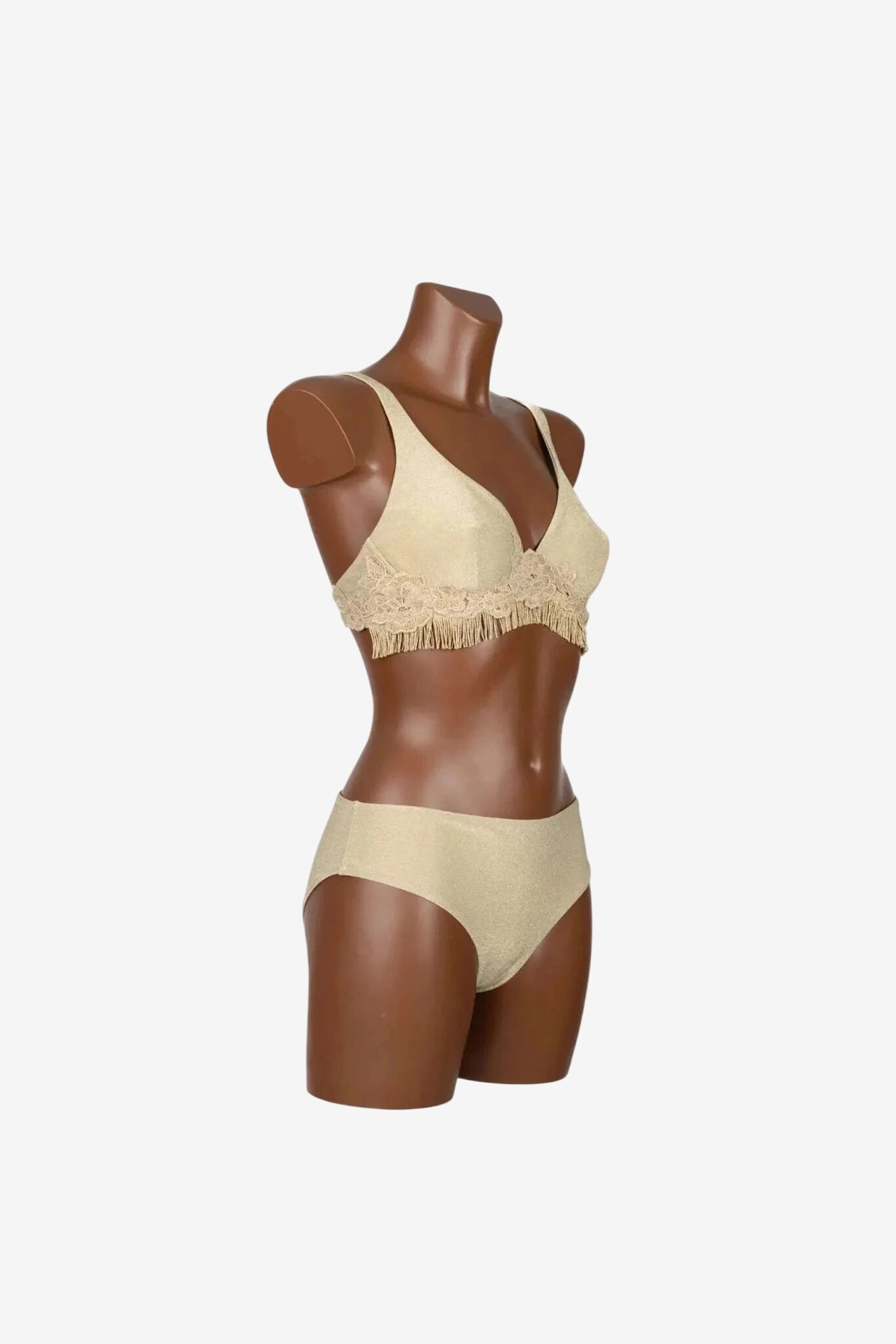 Bikini Raffaela D'Angelo color oro con ferretto, dettagli in pizzo e frange su un manichino.