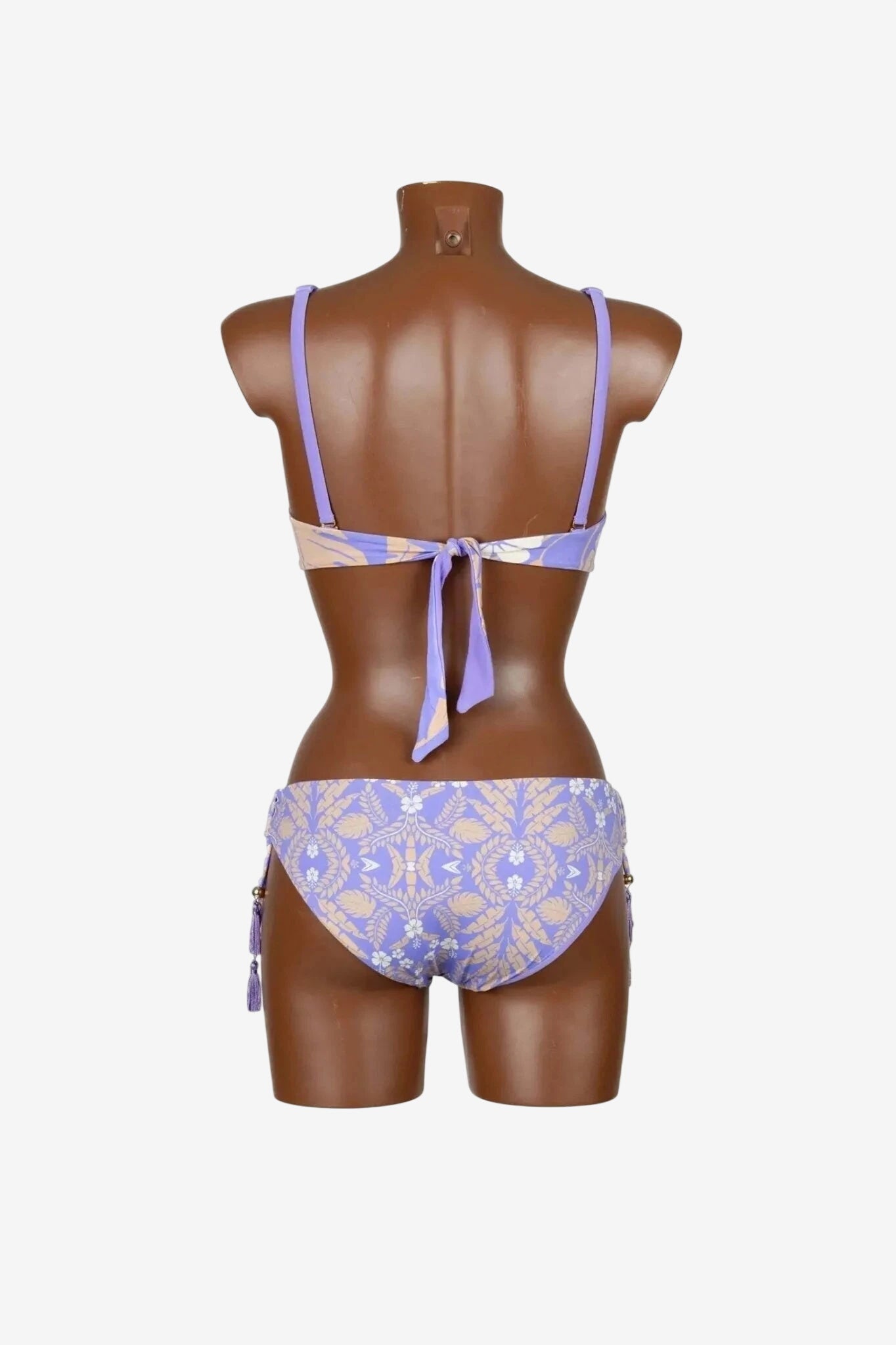 Bikini Valery con ferretto e slip coordinato caratterizzato da una stampa floreale color lavanda.