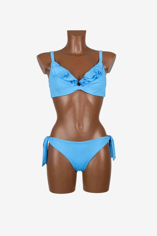 Bikini azzurro con ferretto, coppe C, spalline regolabili e volant sulla scollatura.
