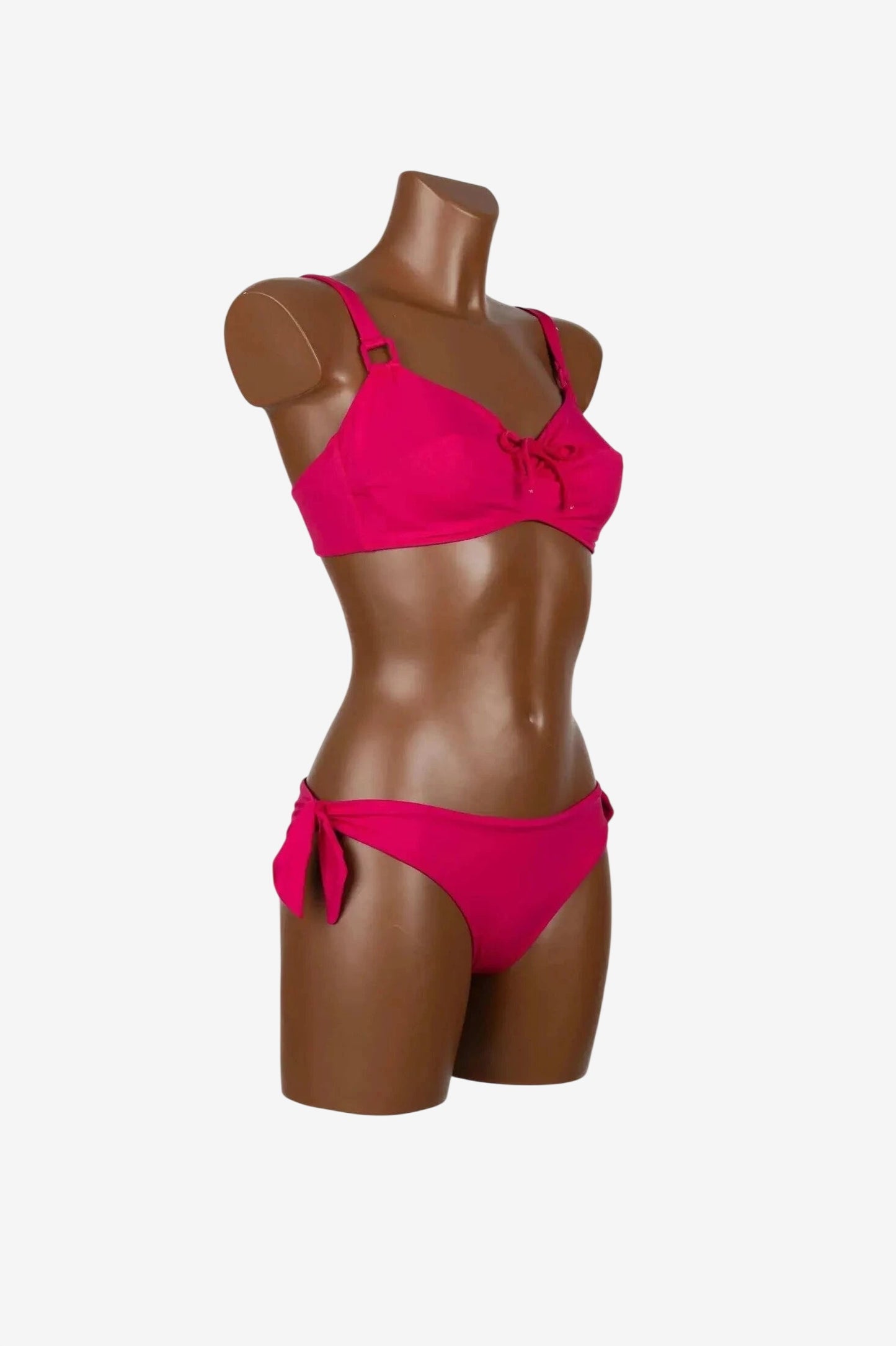 Bikini fucsia con reggiseno a ferretto e slip con fiocchi laterali su manichino.