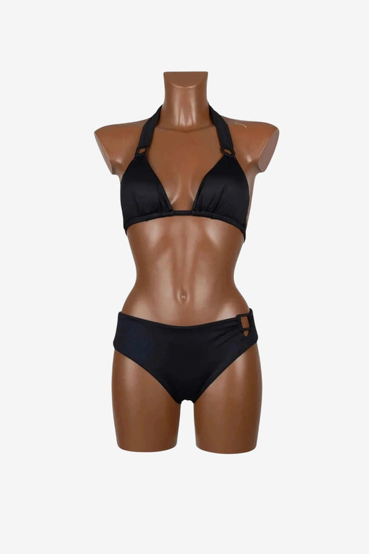 Bikini a triangolo nero con coppe removibili e chiusura a clip su un manichino.