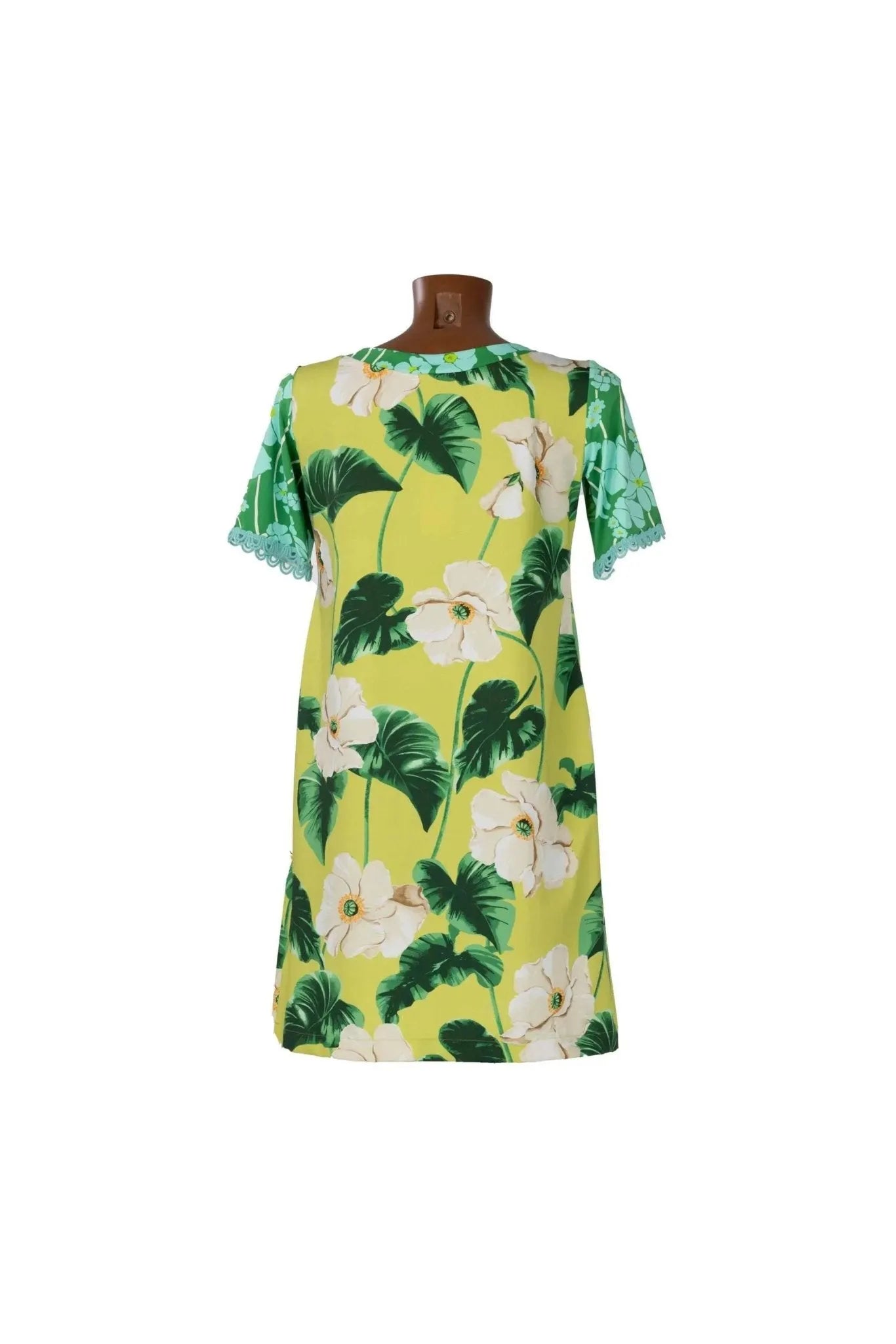 Abito corto in lycra giallo con stampa floreale bianca e verde e maniche corte.