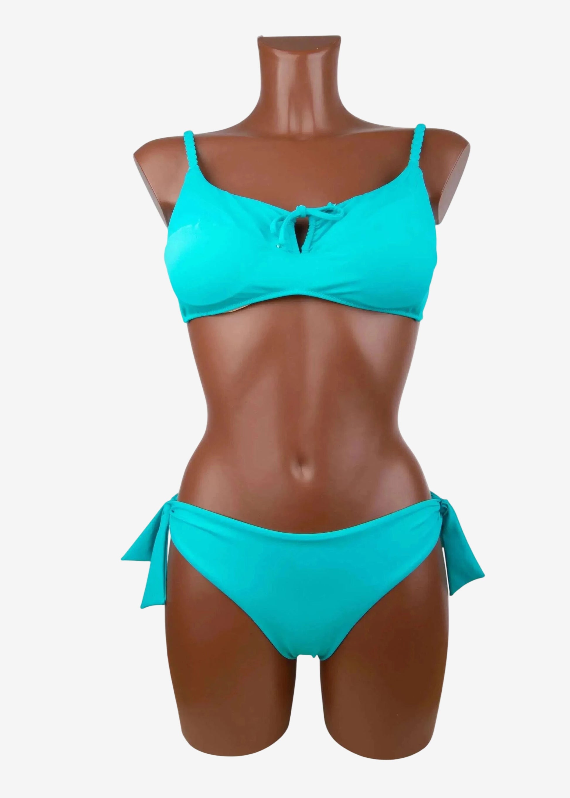 Bikini celeste chiaro con ferretto, coppe senza imbottitura e slip con fiocchi laterali.