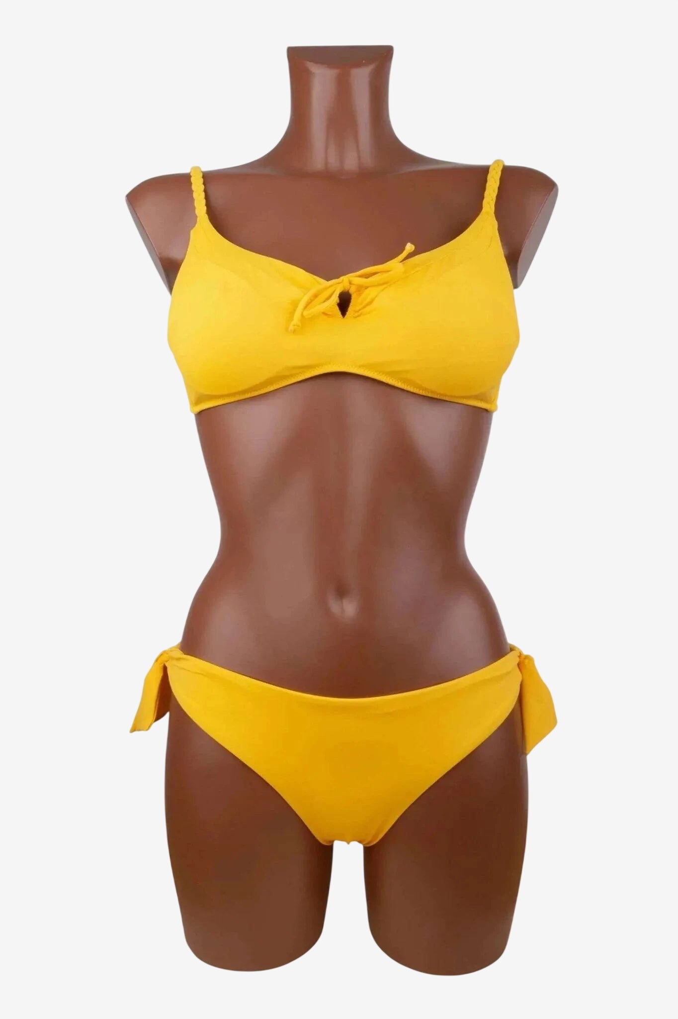 Bikini giallo a tinta unita con reggiseno a ferretto e slip con fiocchi laterali.