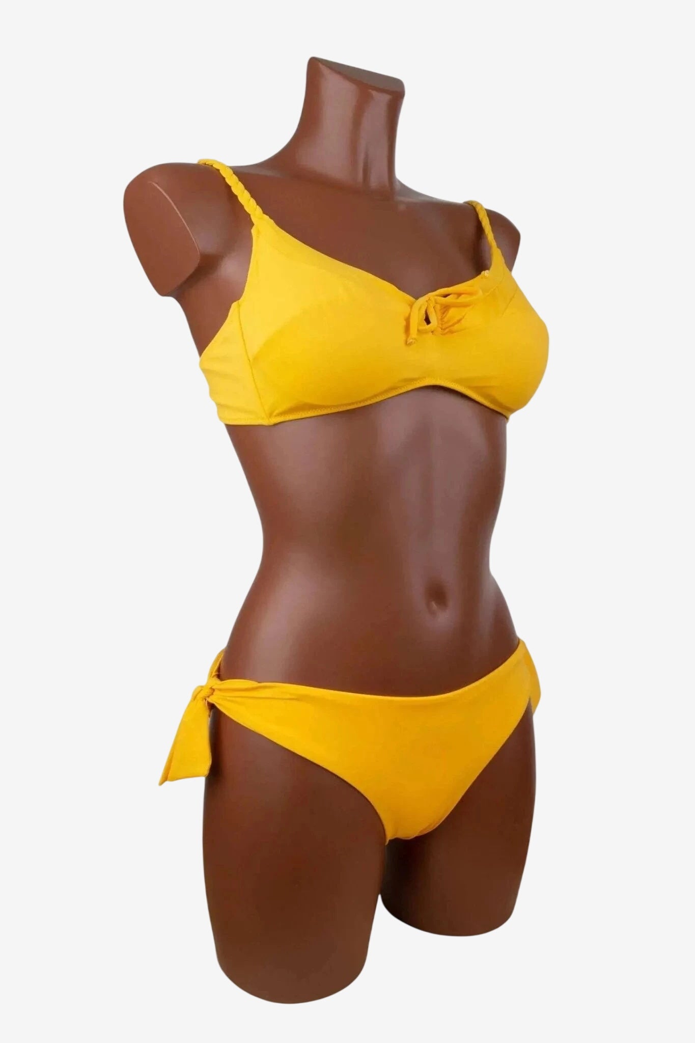 Bikini giallo a tinta unita con reggiseno a ferretto e slip con fiocchi laterali decorativi.